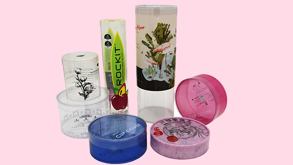 化妝品包裝盒放置在商店柜臺旁、家里的廚房或會議期間的桌面上